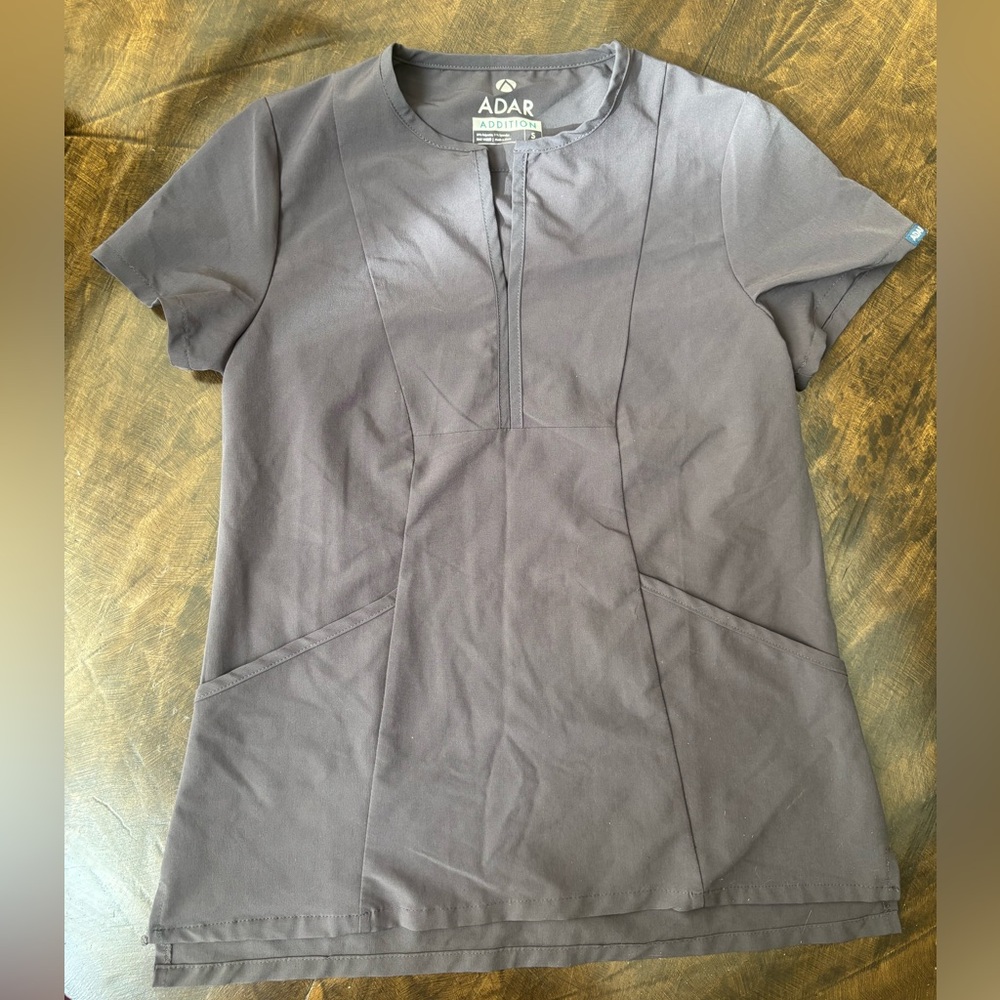 Adar Women's Gray Scrub Top